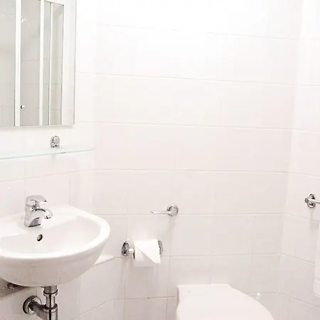 Hall Hotel 3*